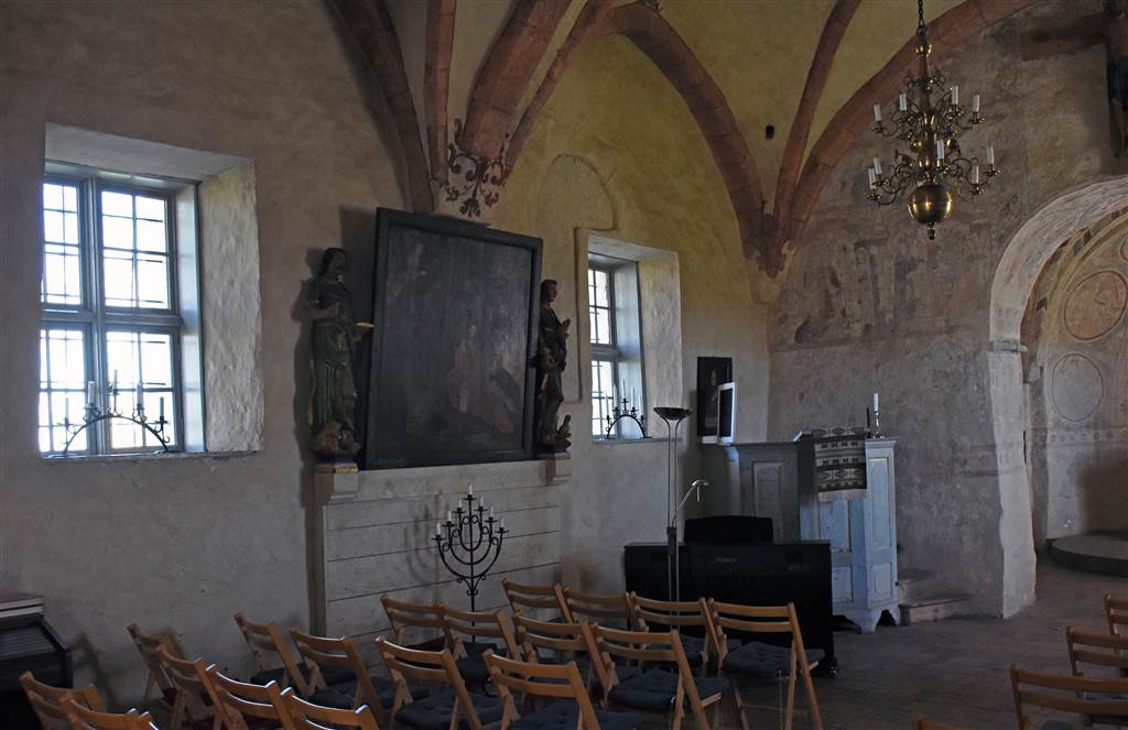Gudstjänster vid vissa högtider och musikkonserter genomförs i kyrkan.
